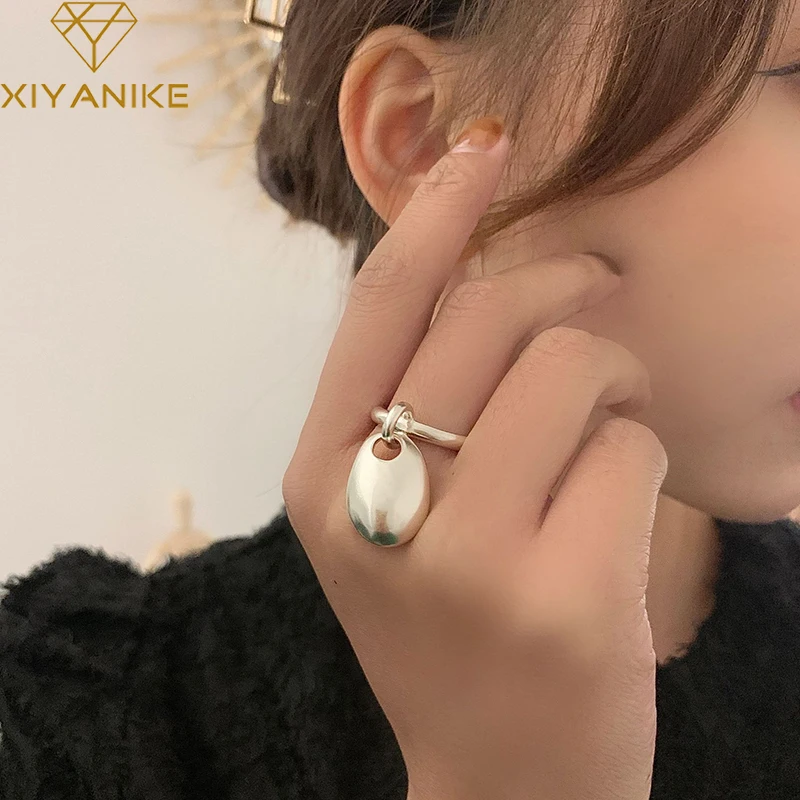 

Женское кольцо из серебра 925 пробы с трехмерной матовой подвеской в виде капли воды