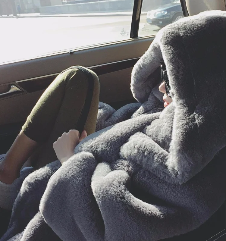 Шуба женская из искусственного кроличьего меха с капюшоном и длинным рукавом