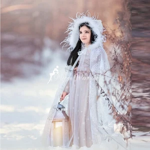 2021 Charming White Long Girls Tulle Cloak With Hat Feathers Lace Appliques Kids Outfits Girl Birthday Party Robes Custom Made