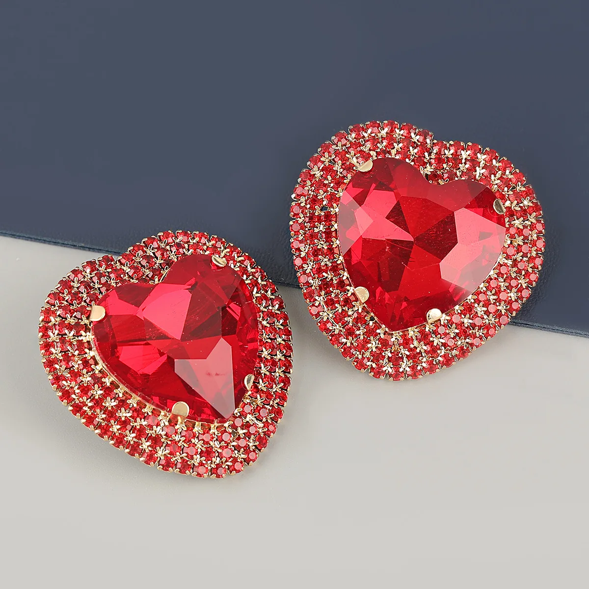 

MIREINA Heart Zircon Stud Earrings Glass Love With Tiny Claw Drill Circle Beauty Metal Accessories For Woman