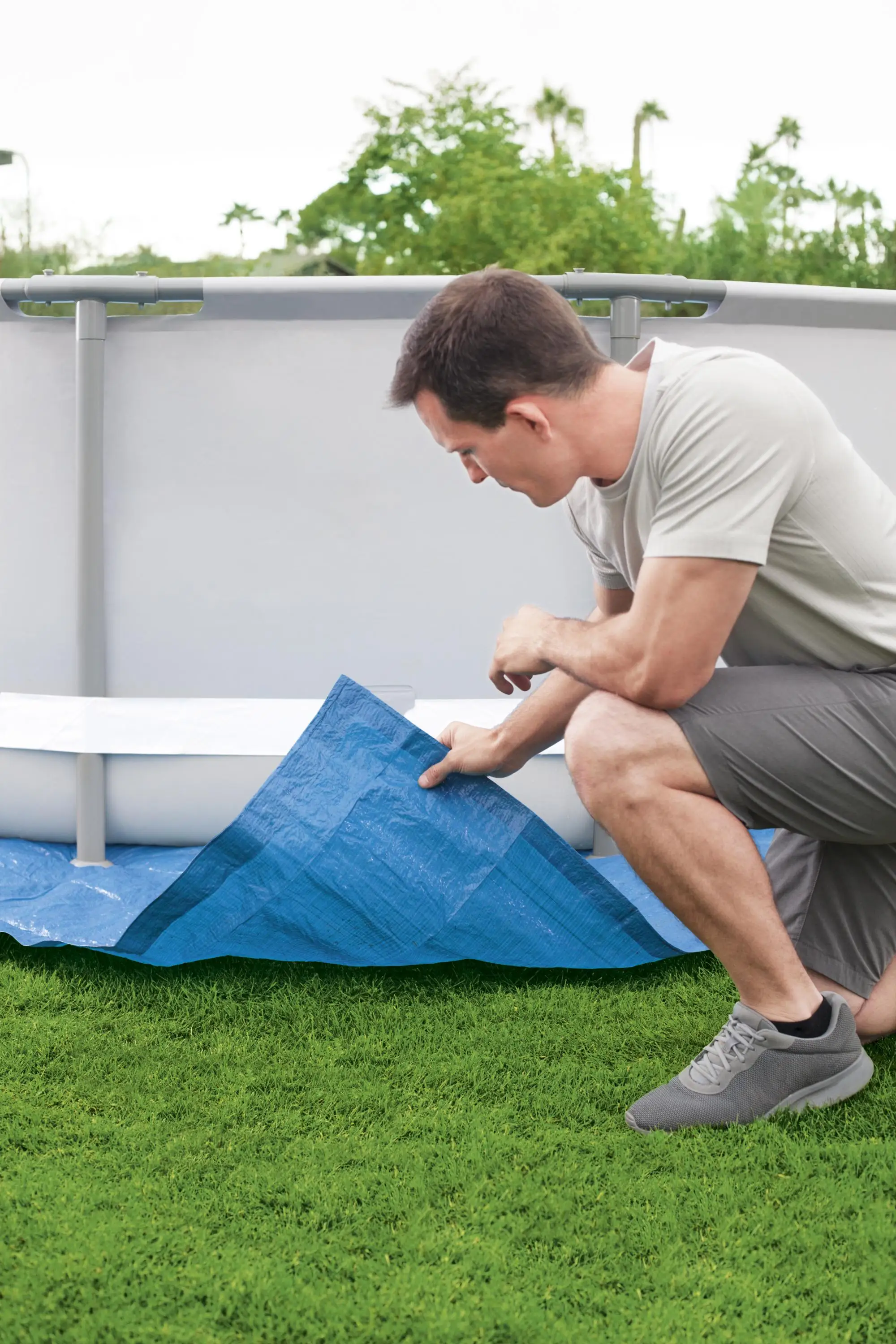 Цена Bestway 58003 16 'x 16'/4,88 м X 4,88 м Непромокаемая ткань для земли пылезащитный тканевый напольный коврик для наружного бассейна гардный бассейн