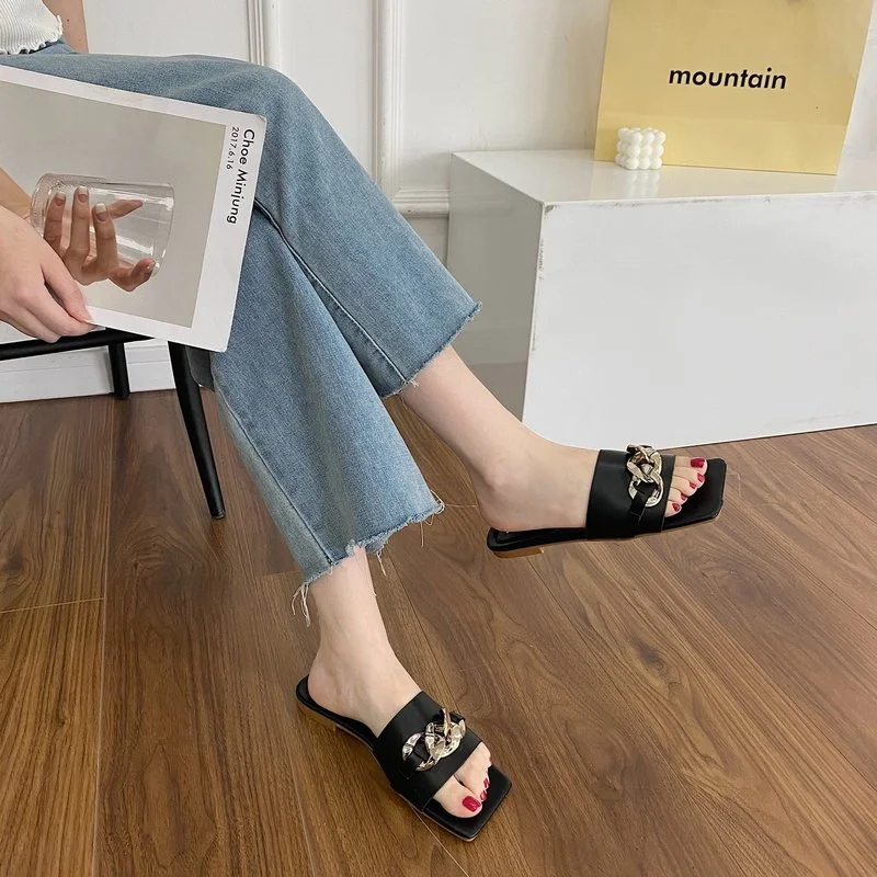 

Simple Women's Slippers Fashion All-match Solid Color Open-toed Upper Metal Decoration Trend Casual Women's Slippers 2021
