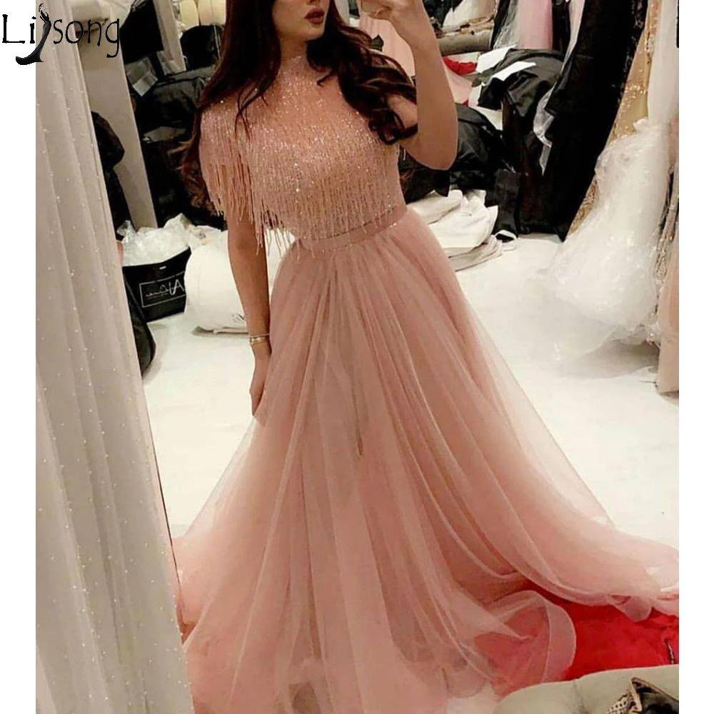 Женское вечернее платье с кисточками розовое длинное из тюля высоким воротом и