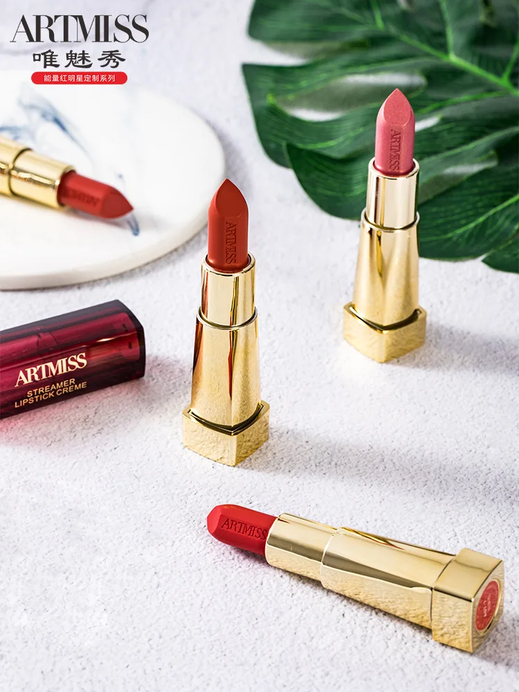 

Очарование китайских продуктов-влажная, увлажняющая и губная помада, а растения естественно не выцветают.