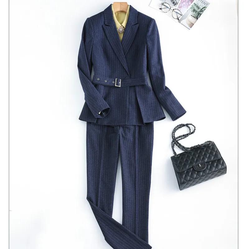 Костюм женский зимний из двух предметов брюки и жакет в полоску с длинным рукавом