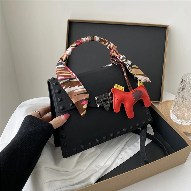 Женские сумки из ПВХ с жесткими заклепками новинка 2021 черные красные зеленые