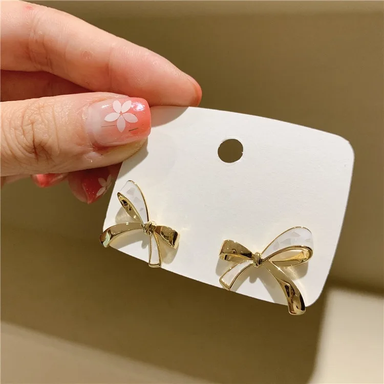 

Shell Broken Bowknot Stud Earrings for Women 2021 Korean Temperament White Oil Dripping S925 Needle Hypoallergenic Luxury Design