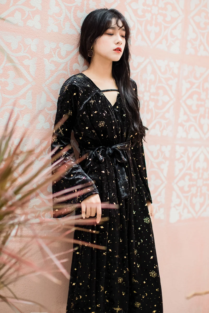 

Faustian Ellis autumn winter starry velvet dress with gilded flared sleeves and loose black skirt