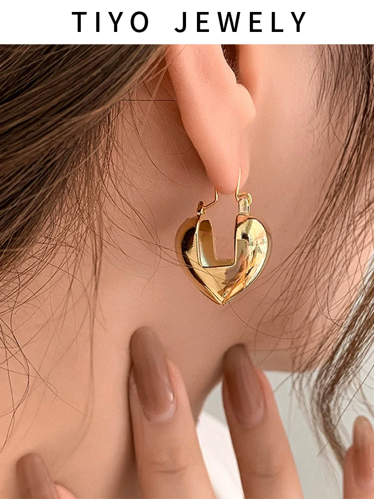 

TIYO Fashion Jewelry Heart Earrings 2021 New Design Hot Selling Exaggerated Metal Love Drop Earrings For Women Party Gifts