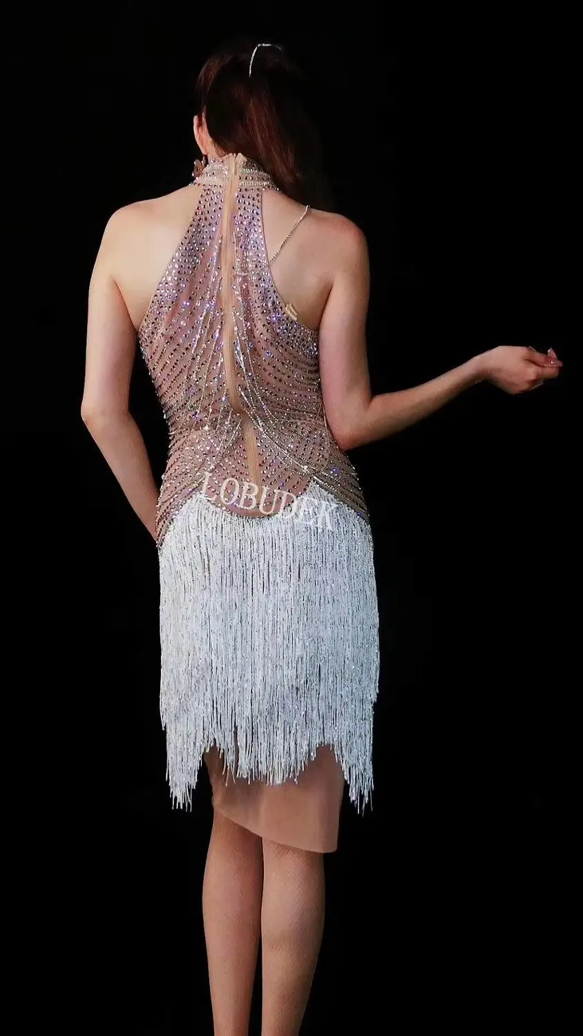 Роскошное платье со стразами с открытыми плечами и кисточками-цепочками модное