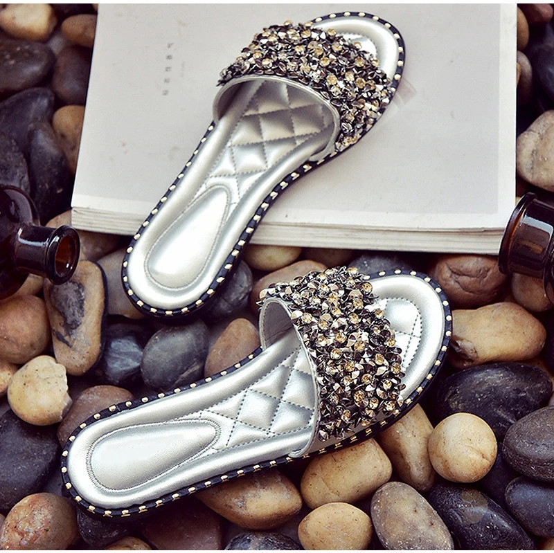 

Women Casual Summer Flat Beach Slippers Female Crystal Rivets Slides Slipper Shoes For Girls Fashion Woman Leisure Footwear 2020