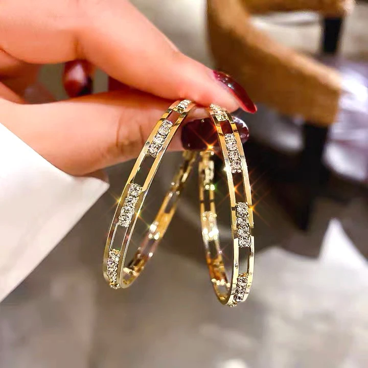 

Korean Fashion Jewelry Big White Round Hoop Earrings Fashion Gold C-shaped Piercing Earrings For Women 2021 Unique Gifts