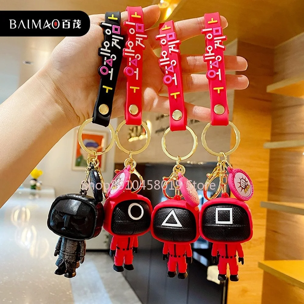 

Брелок с подвесками в виде фигурок из игры «кальмар»