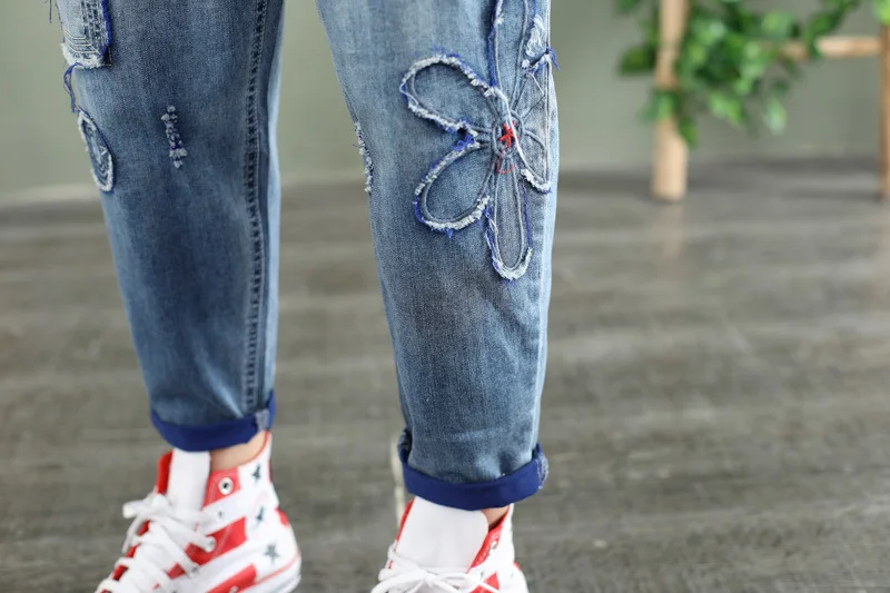 

Plus Size Women's Cute Floral Embroidery Jeans Elastic Waist Blue Denim Pants