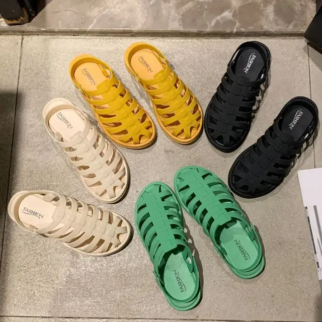 Женские сандалии в римском стиле шлепанцы с перфорацией пляжные на плоской