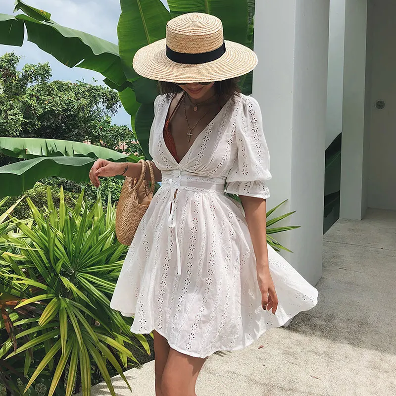 Женское платье с глубоким v образным вырезом повседневное белое на бретелях