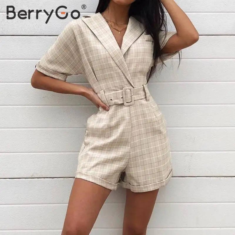 Женский клетчатый комбинезон BerryGo короткий плейсьют с поясом и v образным вырезом