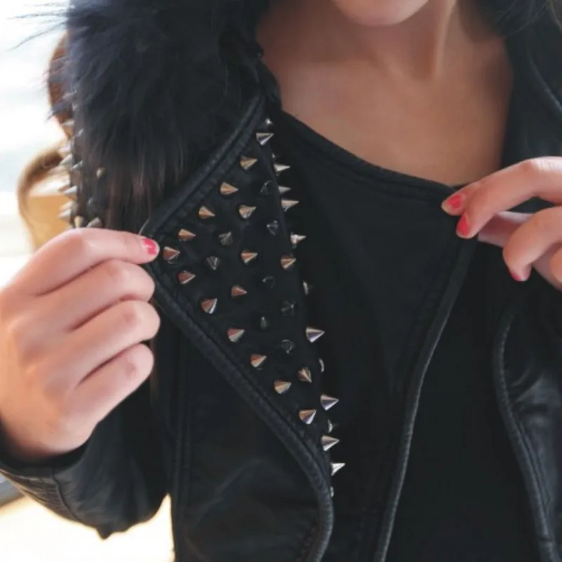 Женская кожаная куртка металлик с заклепками приталенная серебристая