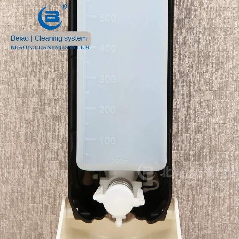 Распределитель жидкого мыла отельный одноголовый 700 мл расположенный на стене коробки для геля для душа.