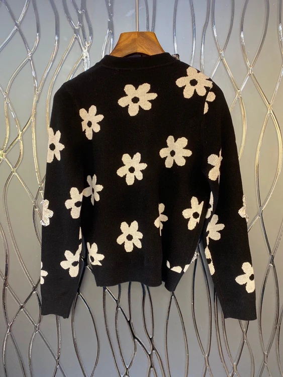 

2021 early spring new women's flower color matching woven decorative buttons long-sleeved cardigan sweater 111