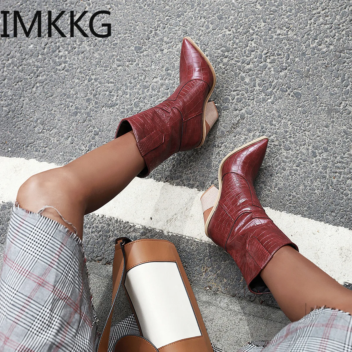 Женские ковбойские ботинки до середины икры классические с вышивкой кожаные