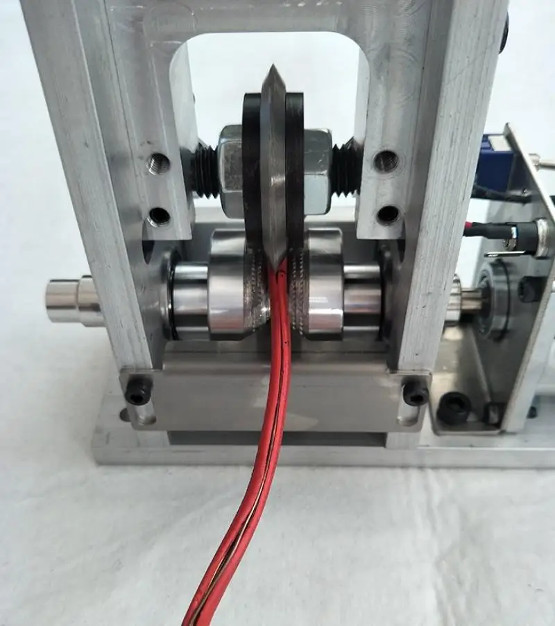 Автоматическая машина для зачистки проводов с циферблатом отходов кабеля