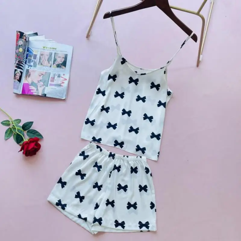 

Женская атласная пижама из 2 предметов, топ на бретелях-спагетти и шорты, костюм с принтом и бантом, одежда для сна из вискозы, летняя тонкая д...