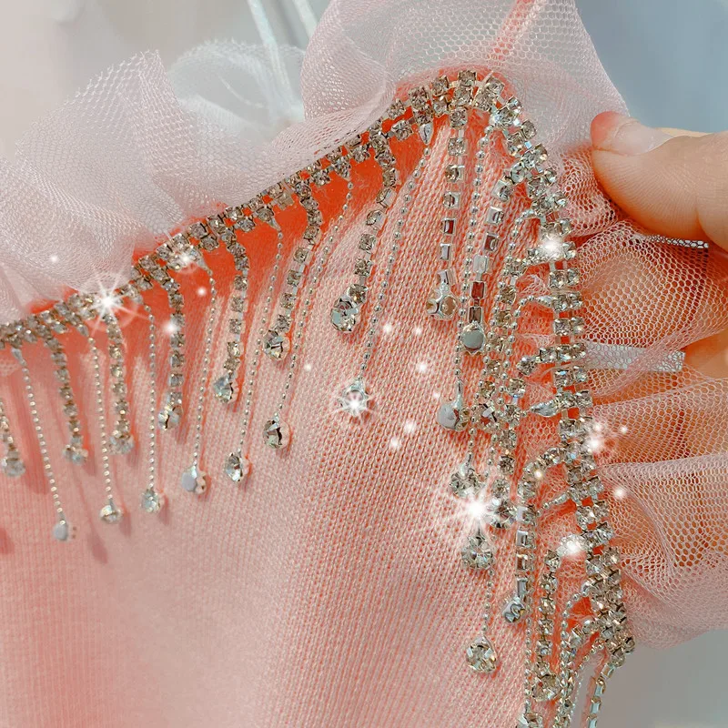 Женский топ на бретельках трикотажная Облегающая майка со стразами и кисточками