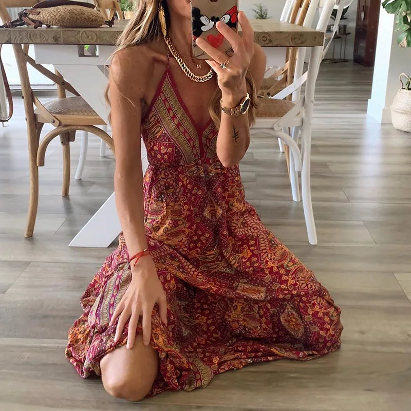 Женское платье на бретельках спагетти удобное свободное с открытыми плечами и V