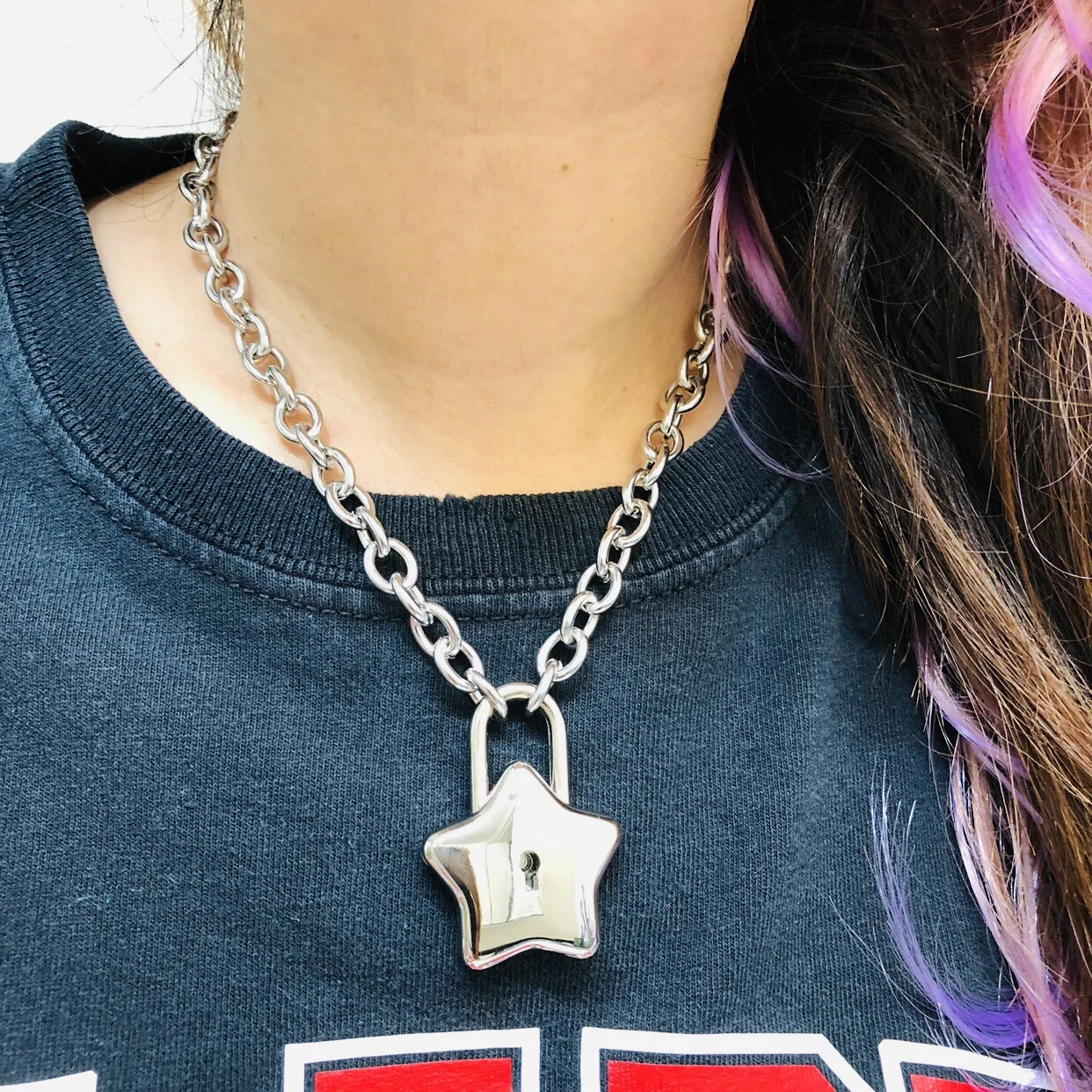 Ожерелье-чокер из толстой цепи со звездами и замком | Украшения аксессуары