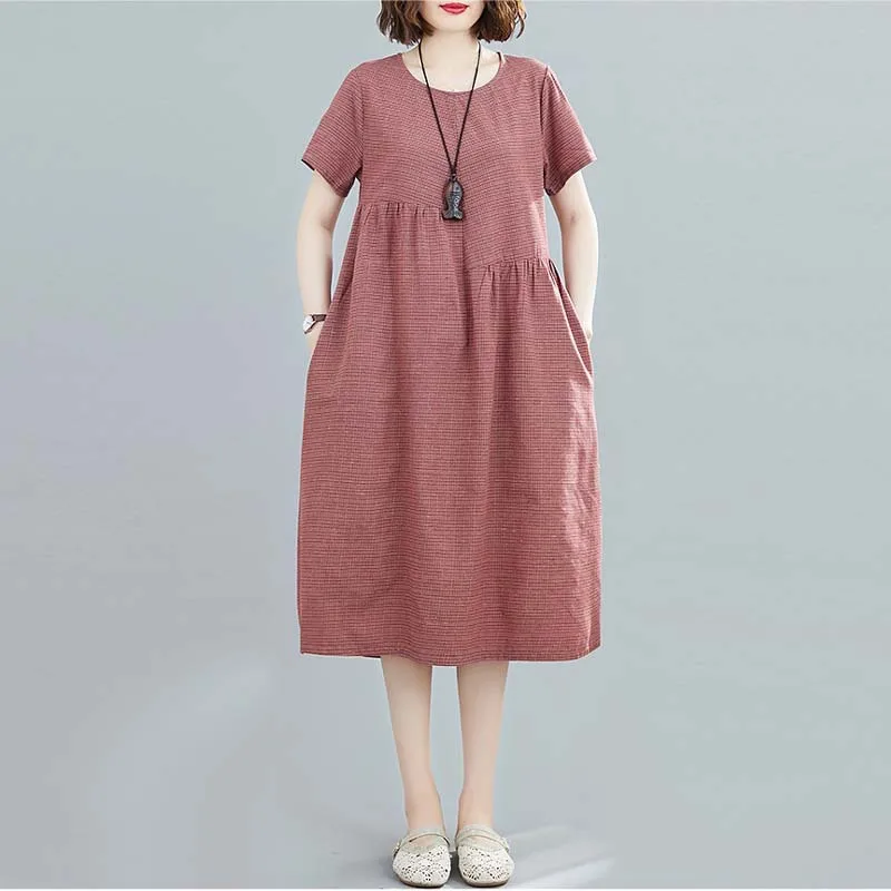 Женское длинное свободное платье в клетку с круглым вырезом и коротким рукавом |