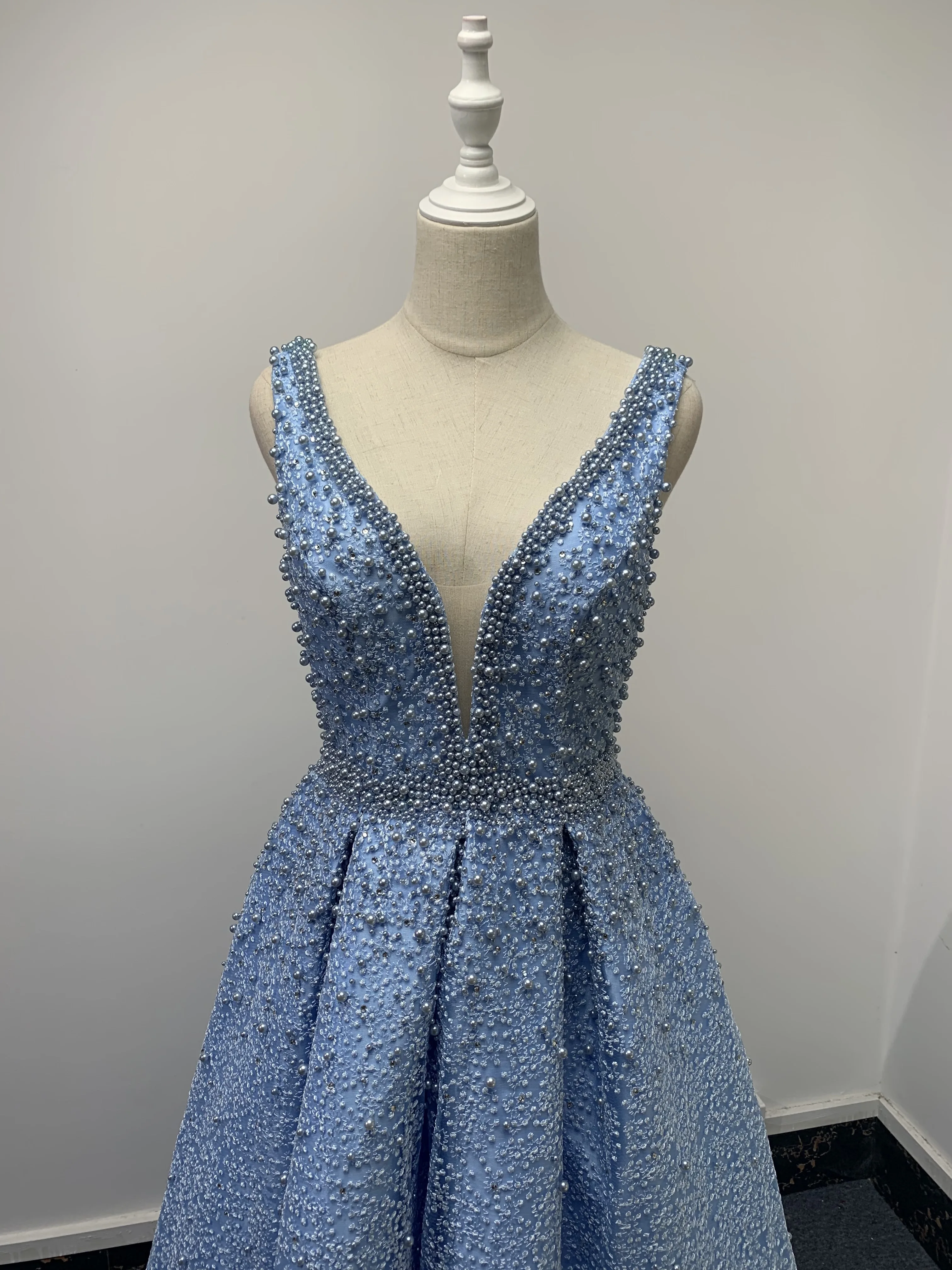 Вечернее платье 2021 модное светло-голубое длинное с V-образным вырезом и бисером