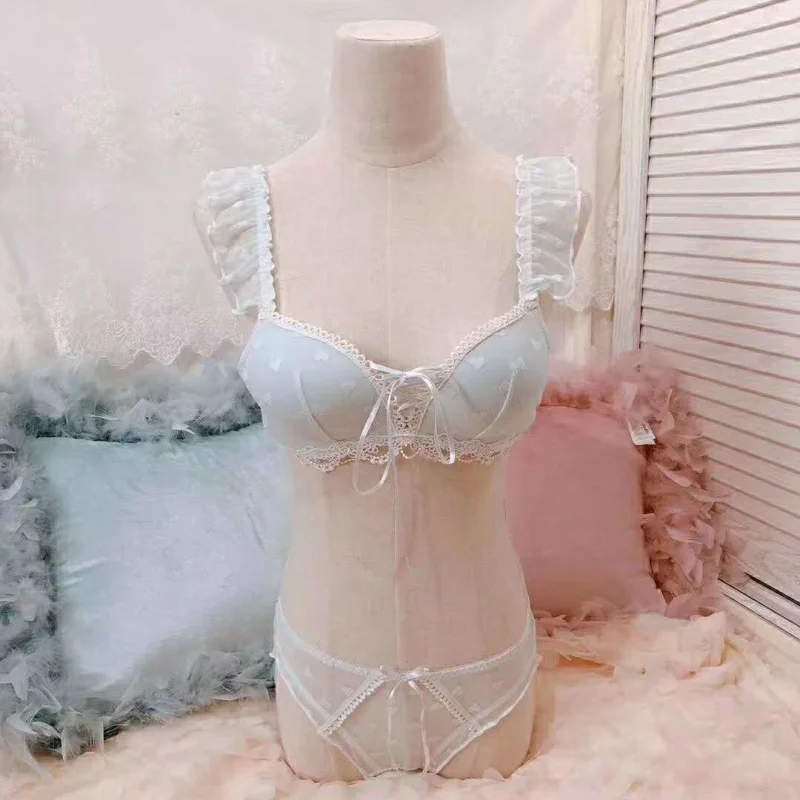 Комплект кружевного нижнего белья из бюстгальтера без косточек и трусиков |
