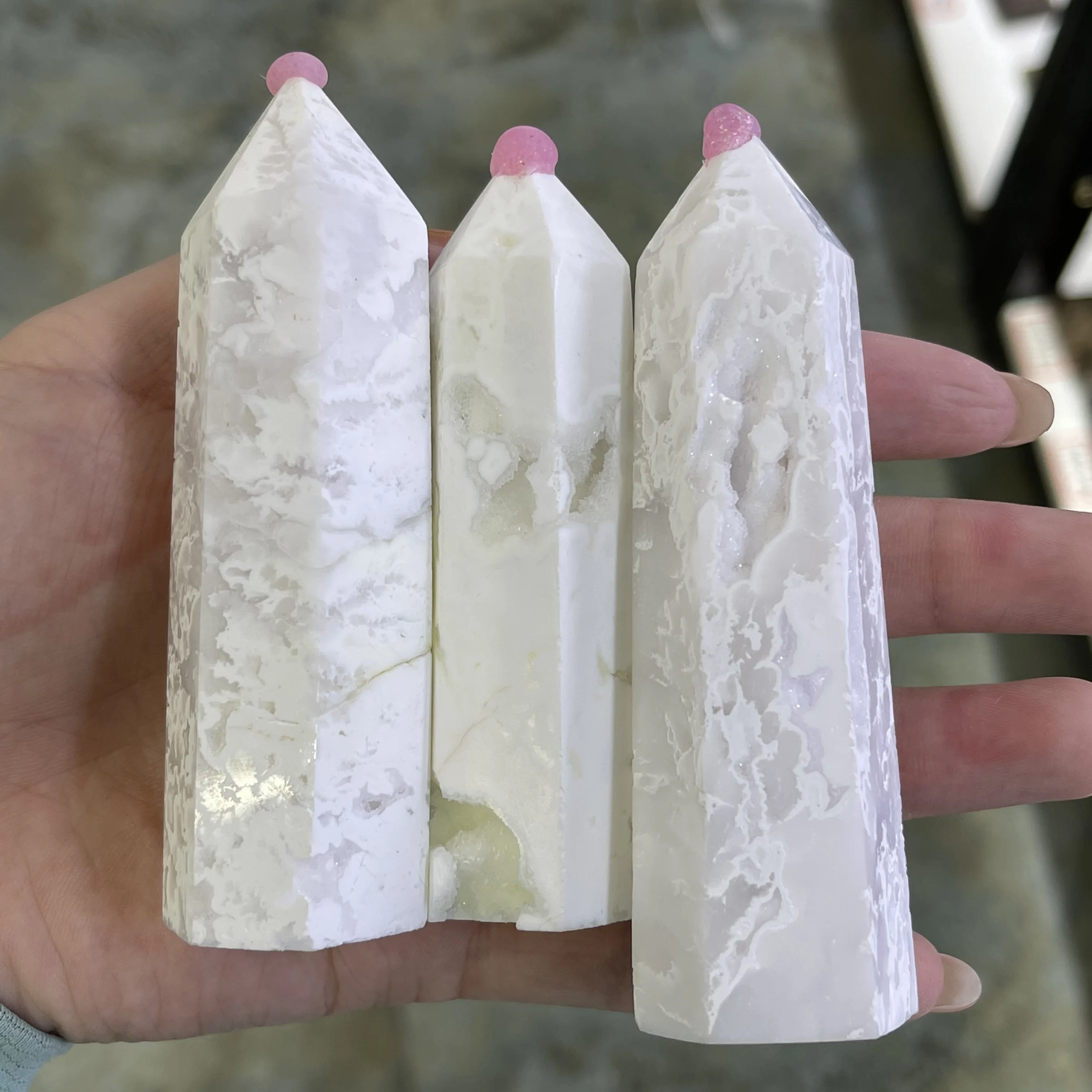

Natural White Agate Crystal Point Mineral Ornament Cave Home Decoration
