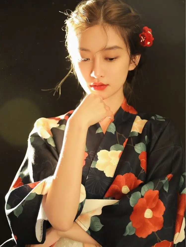 Женское кимоно в японском стиле традиционное вечернее с цветочным принтом