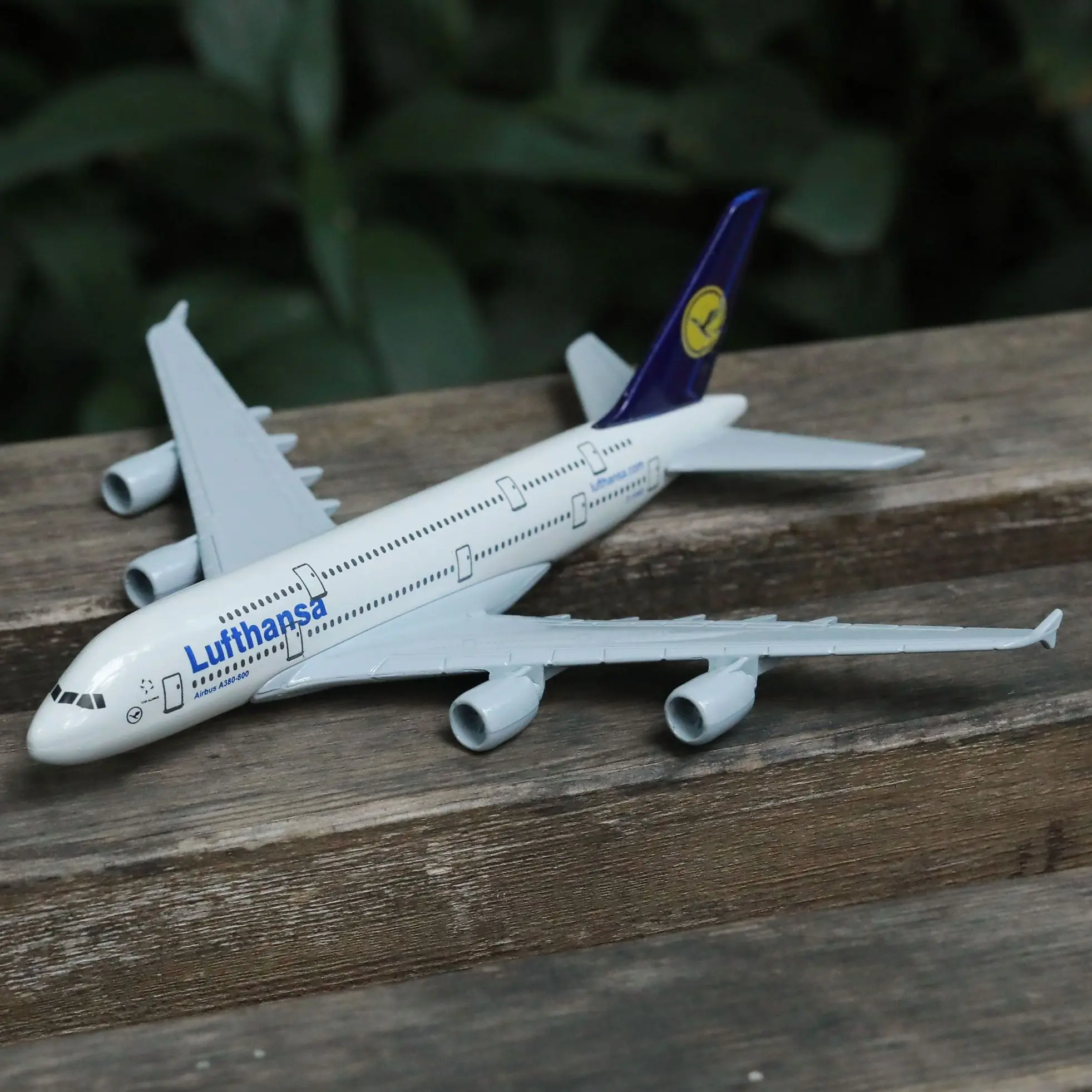Немецкие авиакомпании Lufthansa модель самолета из сплава с самолетом 15 см