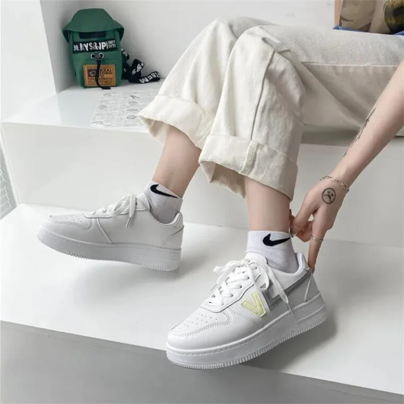 Женские кроссовки из ПУ кожи розовые на плоской вулканизированной подошве