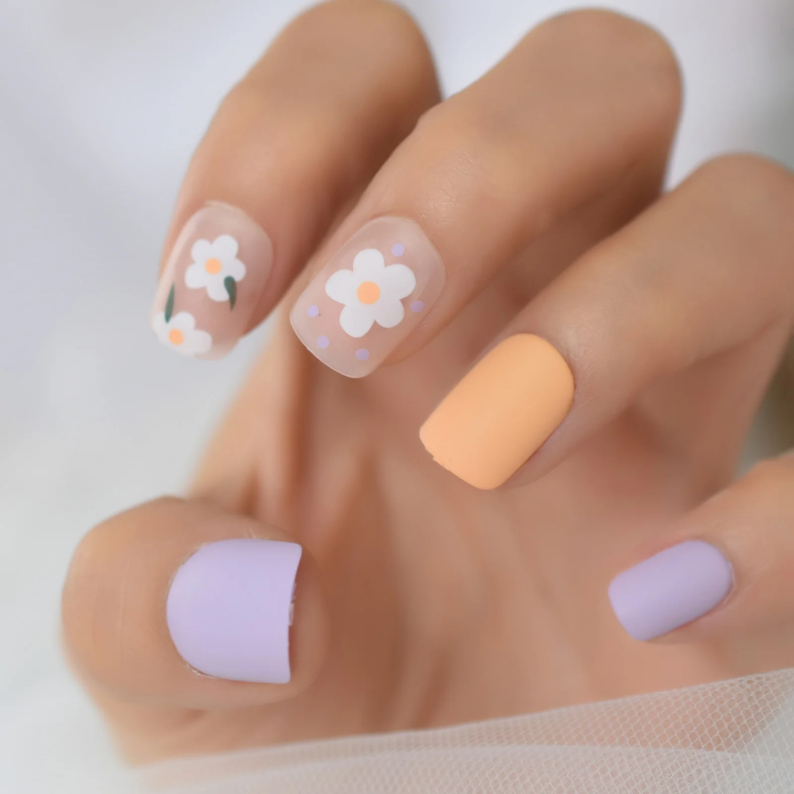 

French Matte Clear Blue Fake Nail Press On Artificial Nail Art With Cartoon Floral Design Short Oval False Nail For Daily Wear