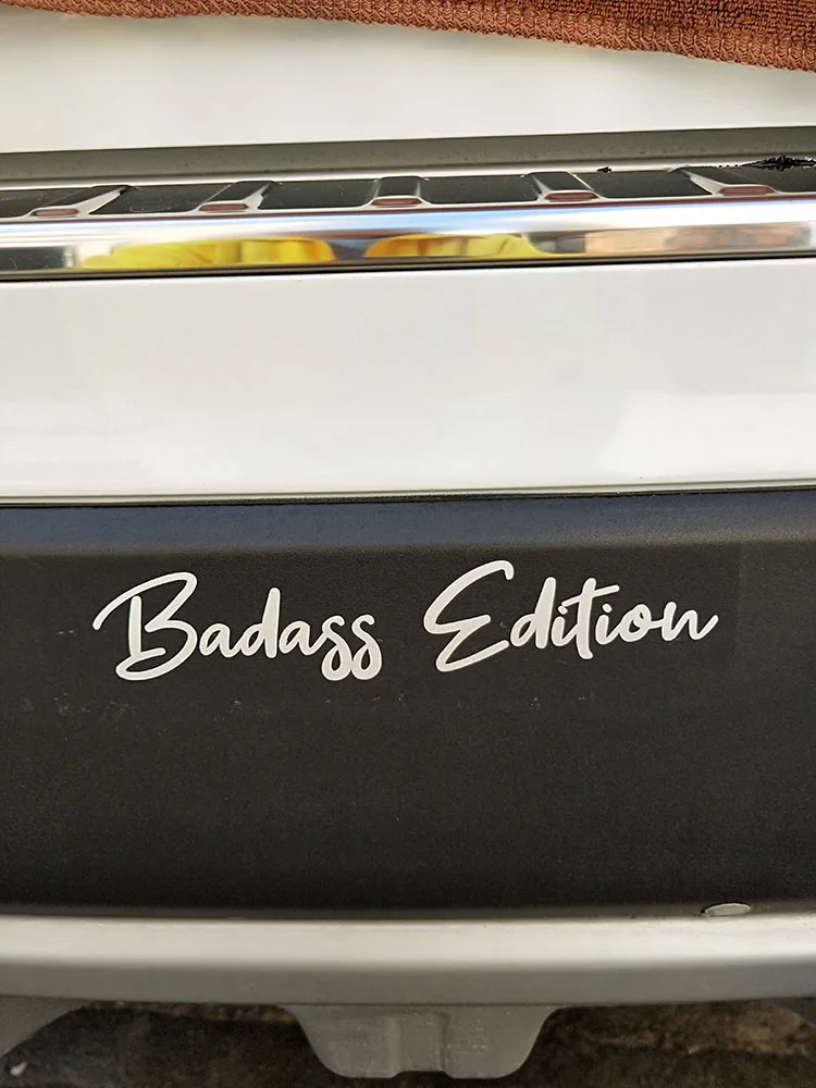 

Забавная виниловая наклейка ZTTZDY, 15,5 см * 2,9 см в виде слова Badass Edition, наклейка для автомобиля, Черная/серебристая, с рисунком, в виде черного ил...