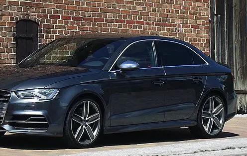 Решетка для противотуманных светильник черная с хромированной полосой Audi A3 8 в