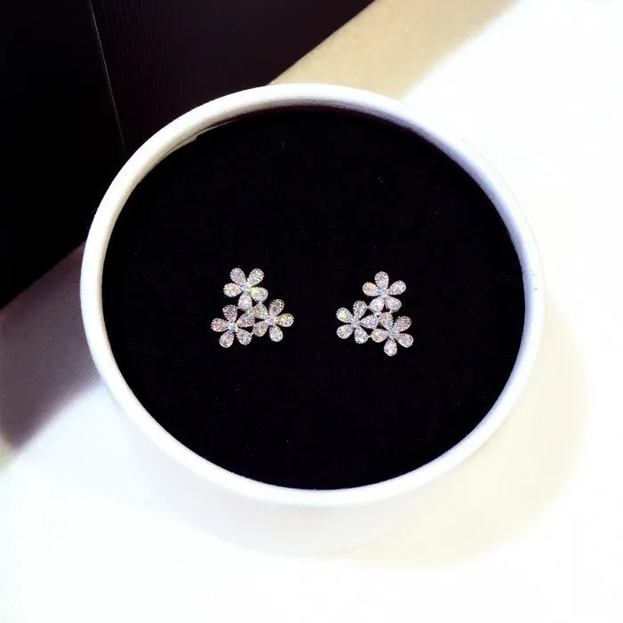 

Simple Female Crystal Leaf Stud Earrings Charm Silver Color Small Earrings For Women Trendy Bride White Zircon Wedding Earrings