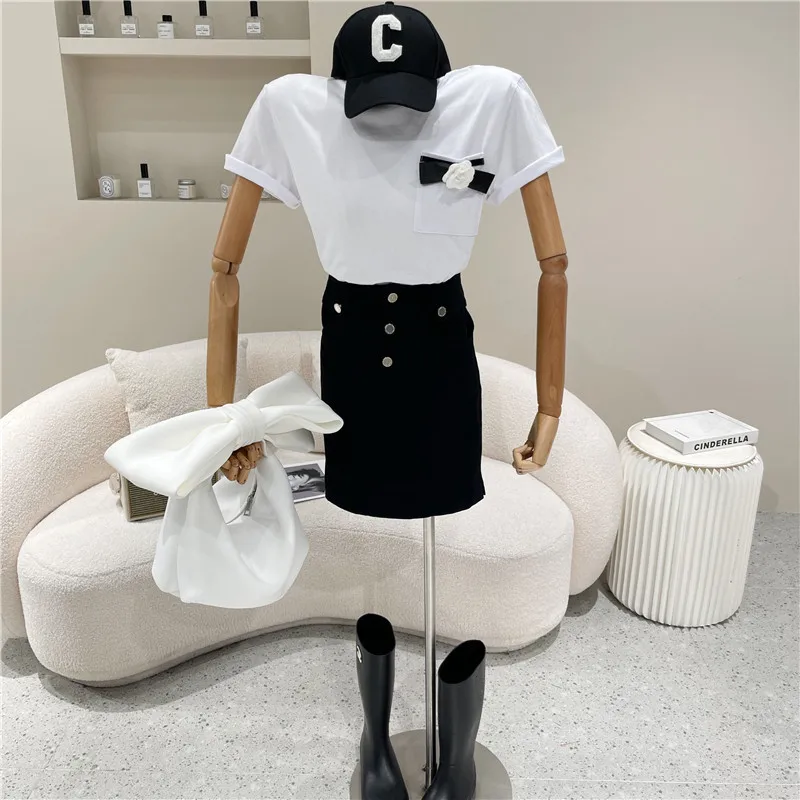 

Niche Design New Summer 2021 Fashion Floral Brooch Short Sleeve T-shirt + Black High Waist Slim A-line Skirt Two Piece Set