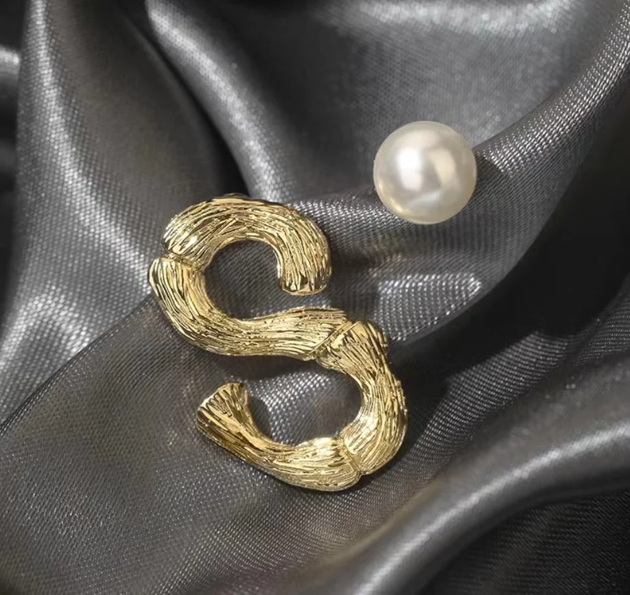 

Punk gold letter earrings hip hop asymmetric pearl geometric metal earrings ladies party 2021 fashion jewelry