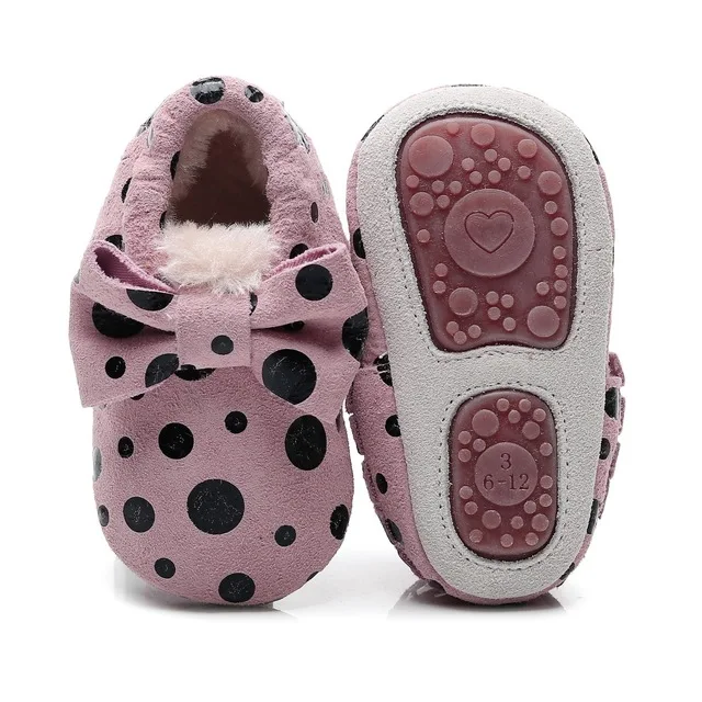 Pink dots Зимняя новая стильная обувь на меху; обувь из натуральной кожи для маленьких девочек; обувь ручной работы для малышей; обувь для первых шагов с твердой подошвой; детская замшевая обувь - Цвет: Pink dots
