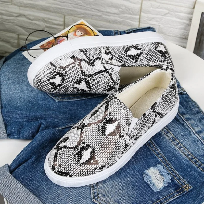 Туфли женские для прогулок со змеиным леопардовым принтом лоферы без застежки