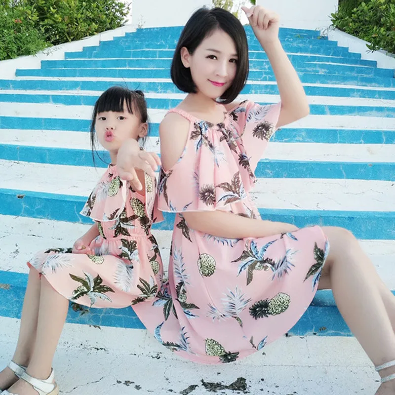 Одинаковые комплекты для семьи летние кружевные платья мамы и дочки модная