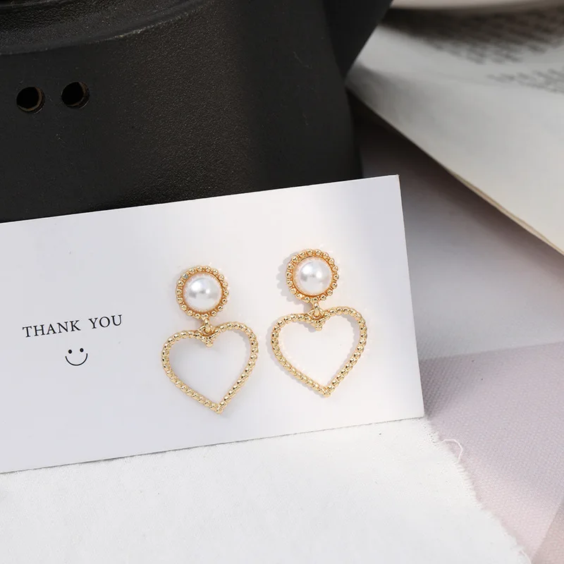 

Vintage Metal Gold Color Pearl Earrings For Women Simple Big Hollow Peach Heart Alloy Drop Earrings Party Jewelry Brincos 2020