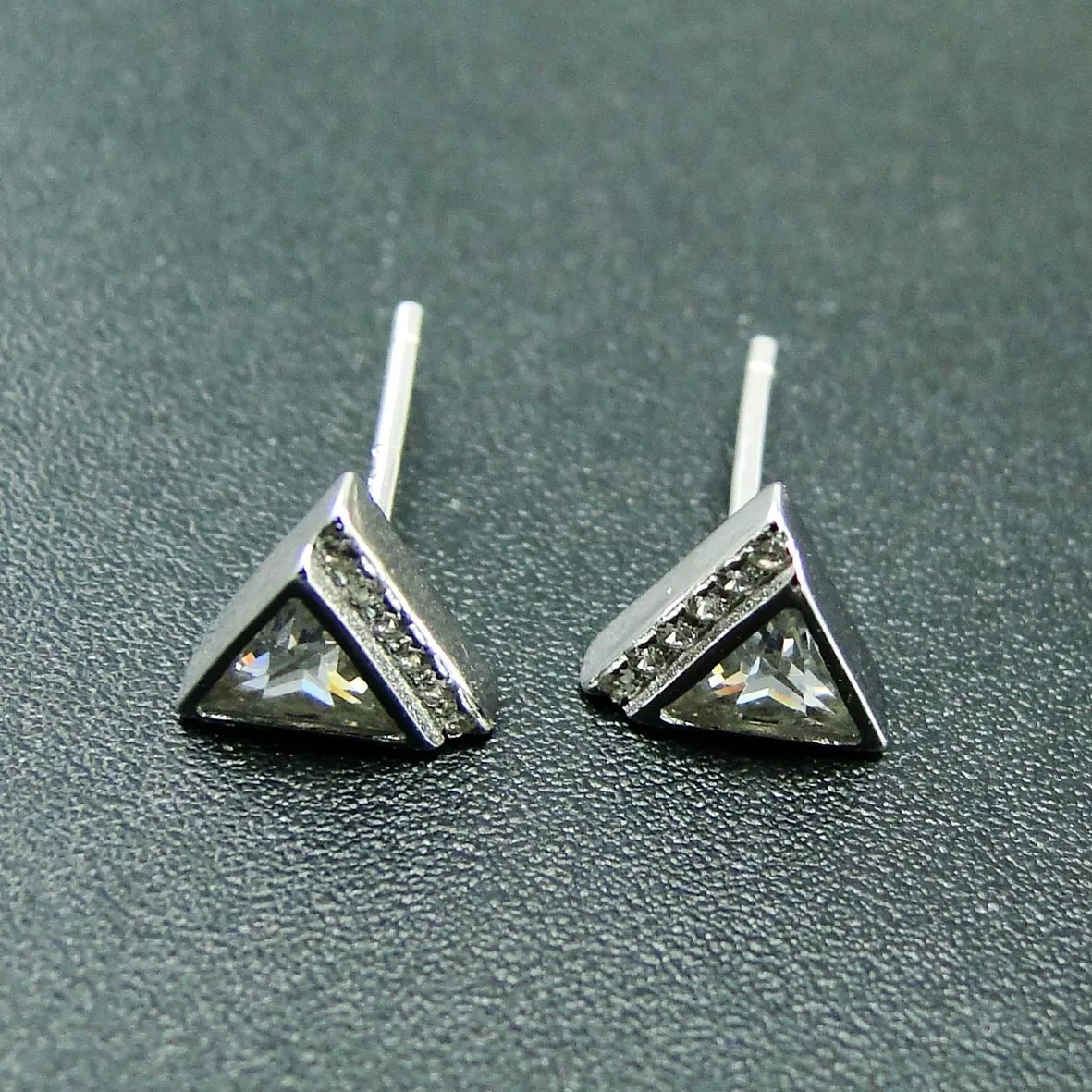 

Hot Selling Beautiful 925 Silver CZ Stud Earrings Womens Stud Earrings For Engagement Wedding Party Daily Wear Jewelry Gift