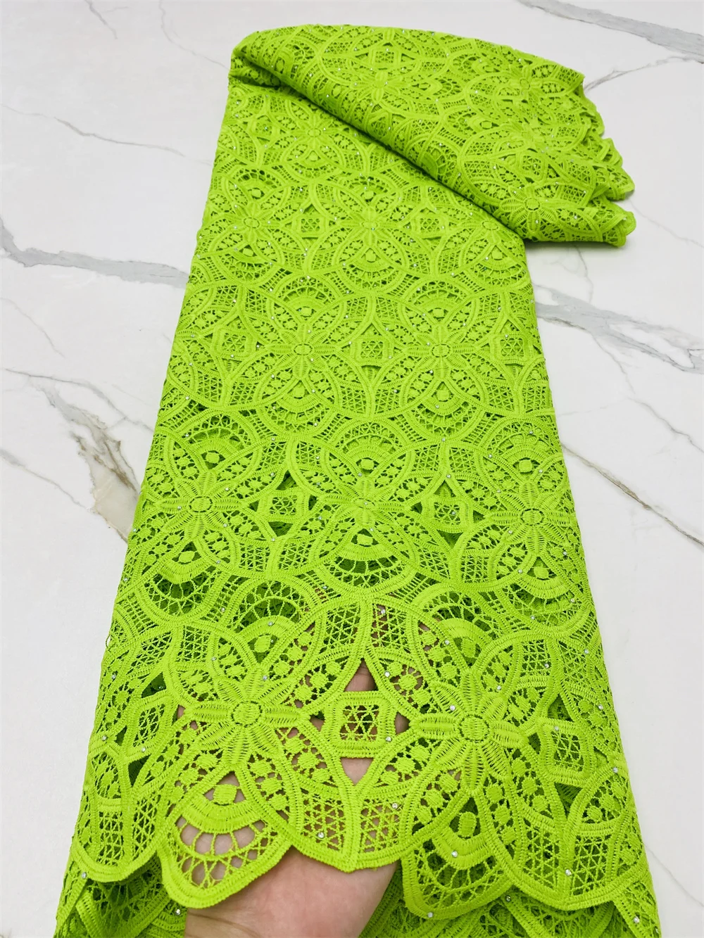 

Очень текстурированное водорастворимое гипюровое кружево 5 ярдов вышивка Cupion шнур Современная традиционная африканская вдохновляющая тка...