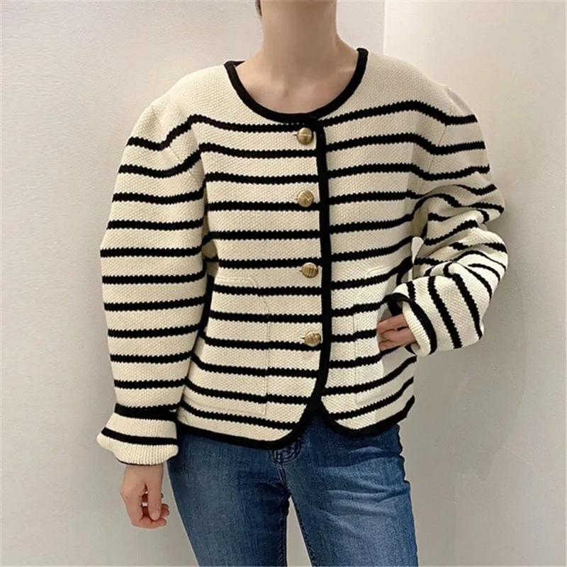 

SuperAen 2021 Осень Зима Ретро Металлическая пуговица в полоску силуэт вязаный круглый вырез с пышными рукавами однобортный кардиган для женщин